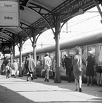 155077 Afbeelding van op een perron van het N.S.-station Utrecht C.S. te Utrecht met een internationale trein.